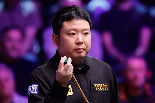 北京时间12月2日凌晨，2025斯诺克英锦赛正赛首轮继续在英国约克进行。一场焦点对决中，中国选手张安达在3-5落后的绝境下连救两个赛点，最终以6-5逆转15号种子加里·威尔逊，惊险闯入16强；1/8决赛他将与同胞赵心童上演“中国德比”。 比赛进程：五度平分，决胜局才见生死 开局互探：威尔逊打出单杆58分先声夺人，张安达随即回敬单杆87分、73分，以2-1反超。 中场胶着：第四局威尔逊多次上手扳平比分；休息归来他又凭借单杆52分、65分、91分，一度5-3拿到赛点。 绝境反击：背水一战的张安达先以83-35挽救一个赛点，第10局再轰单杆77分，5-5把比赛拖入决胜局。 决胜时刻：第11局两人均谨慎防守，威尔逊长台失准留下破绽，张安达上手打出单杆56分，最终以65-15锁定胜局，完成6-5绝杀。 数据盘点 张安达：全场3杆50+（87、73、77），1杆制胜，防守成功率78%。 加里·威尔逊：4杆50+（58、52、65、91），进攻火力略占优，但关键局失误致命。 赛后声音 张安达坦言：“3-5落后时我没想太多，只想把每一杆防守做好。最后能赢下来有些运气，但也证明坚持是有回报的。”谈到下轮与赵心童的“内战”，他希望“两人都能发挥出最好水平，为观众奉献精彩比赛”。 下一轮对阵 张安达 vs 赵心童（16进8，时间待定）。随着这场胜利，本届英锦赛已有斯佳辉、吴宜泽、庞俊旭、<a href=/tiyujingsai/dingjunhui/ target=_blank class=infotextkey>丁俊晖</a>、赵心童、张安达共6名中国选手跻身16强，刷新历史最佳战绩。