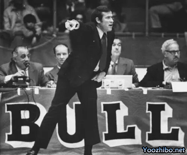 1970-71赛季，迪克-莫塔如何引领芝加哥<a href=/lanqiujingsai/bulls/ target=_blank class=infotextkey>公牛</a>队逆袭，揽获最佳教练殊荣