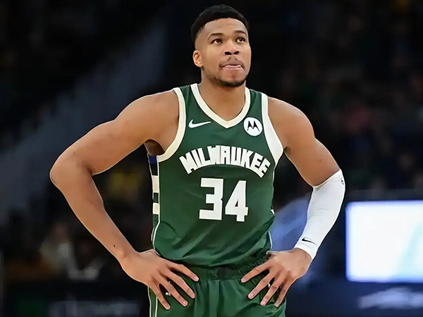 字母哥去留悬念:雄鹿困境与<a href=/lanqiujingsai/warriors/ target=_blank class=infotextkey>勇士</a>的争夺机遇