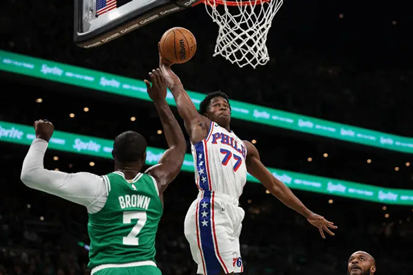 探花埃奇库姆首秀34+创纪录，76人逆转绿军