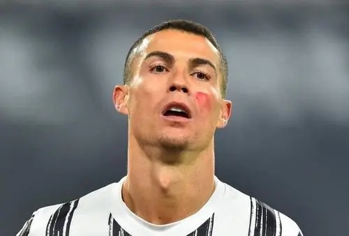 C罗在比赛之中脸上涂口红反对家暴