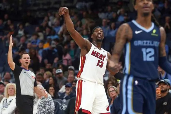 完美模仿<a href=/lanqiujingsai/warriors/ target=_blank class=infotextkey>勇士</a>库里，热火队阿德巴约首节连中4记三分带队击败灰熊