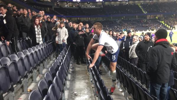 热刺大将怒揍球迷是怎么回事?热刺大将怒揍球迷是因为什么?