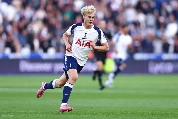 <a href=/zuqiujingsai/ouguan/ target=_blank class=infotextkey>欧冠</a>-热刺1-0比利亚雷亚尔，贝里瓦尔造乌龙黄潜门将离谱黄油手