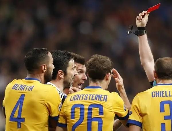 17/18<a href=/zuqiujingsai/ouguan/ target=_blank class=infotextkey>欧冠</a>1/4决赛次回合,布冯辱骂裁判吃到红牌